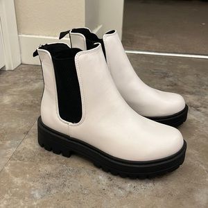 Soda brand white and black Chelsea Boots
